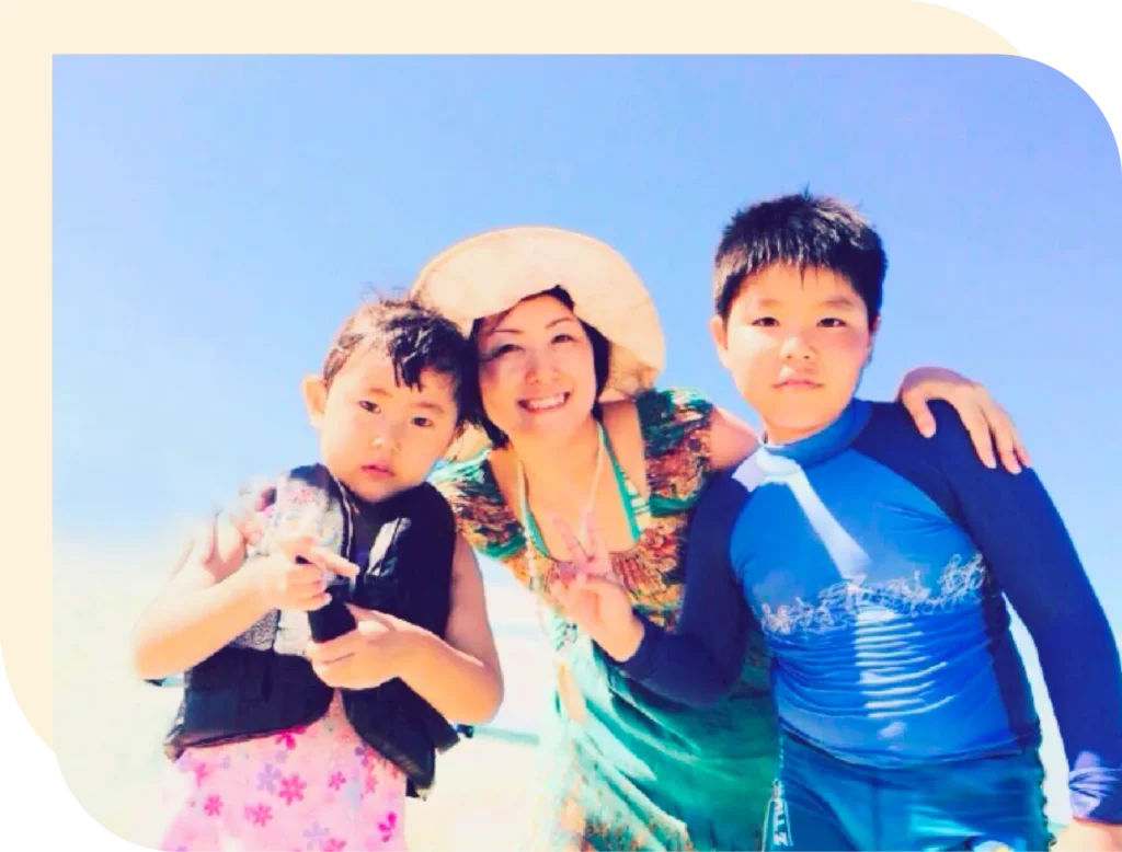 代表と幼少期の子供2人との写真